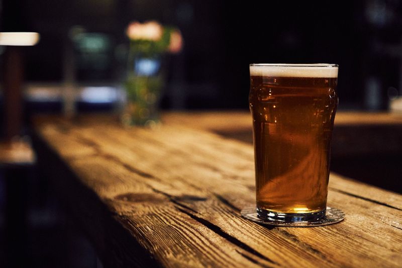 Ta deg en øl på Crow Bar